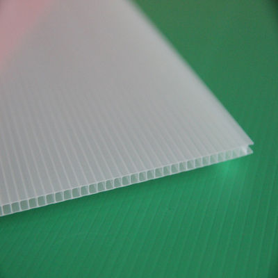 Пластмасса OEM белая рифленая покрывает листы ядра полости 4x8' пластиковые